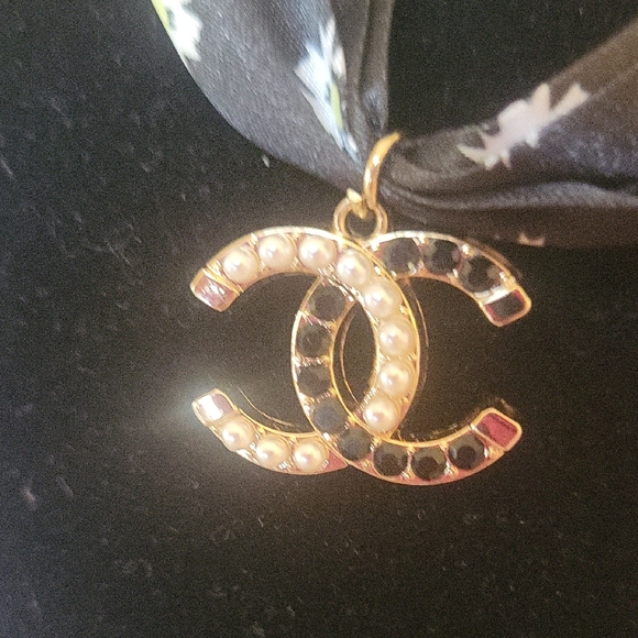 CHANEL Gold and Pearl CHARM - Picture 1 of 5